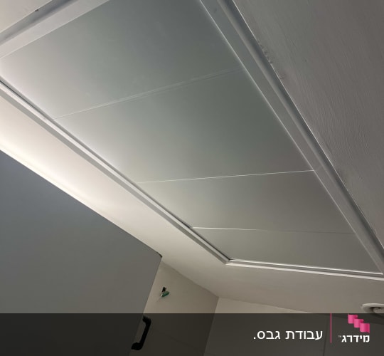 פתח שירות למזגן המותקן בתקרת גבס מונמכת